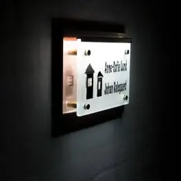 NAVNESKILT 2 HUSE KOBBER MATTERET GLAS LED LYS - Rektangulære