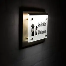 NAVNESKILT 2 HUSE MESSING MATTERET GLAS LED LYS - Rektangulære